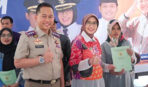 Wabup Lumajang Indah Amperawati pada saat memberikan sertifikat tanah program PTSL. Sumber foto: Kominfo Lumajang.