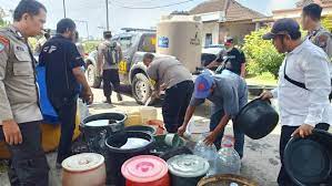 Sejumlah polisi saat mendistribusikan air bersih kepada warga. Sumber foto: Humas Polres Lumajang.