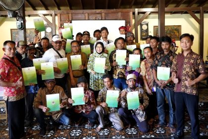 Wakil Bupati Lumajang, Indah Amperawati saat berfoto bersama warga. Sumber foto: Kominfo Lumajang.