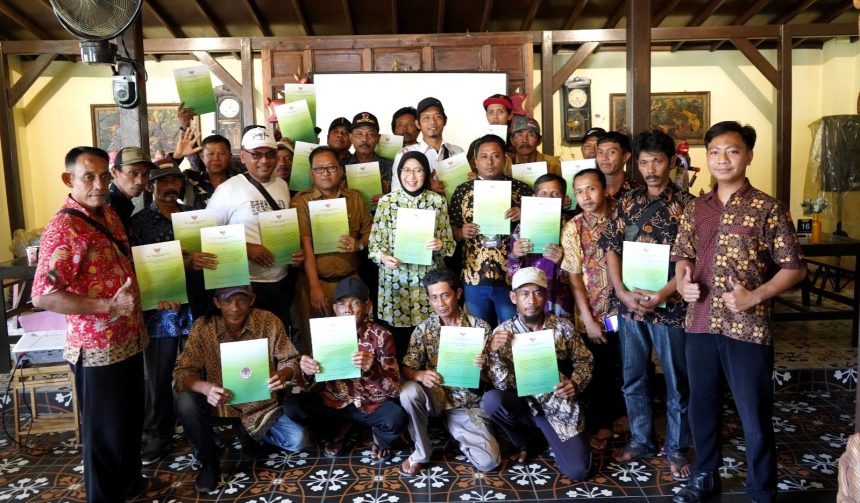 Wakil Bupati Lumajang, Indah Amperawati saat berfoto bersama warga. Sumber foto: Kominfo Lumajang.