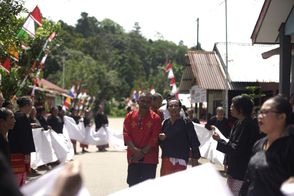 Penyambutan adat di Baileo Somalopu Mariri Wai Sumber Foto: rutong.id