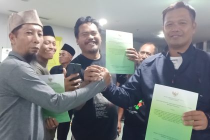 Kades Lojejer (kanan) saat menunjukkan SK bersama Koordinator Bidang Geospasial Pojok Desa dan Ketua KCDK Jember. Sumber foto: Dok Pemdes Lojejer.
