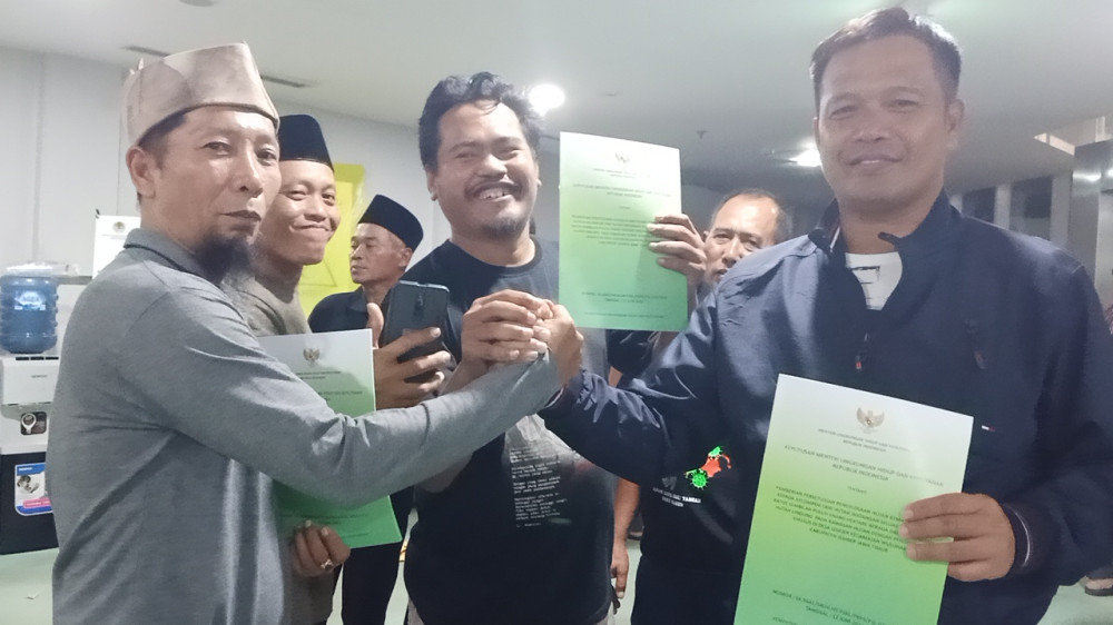 Kades Lojejer (kanan) saat menunjukkan SK bersama Koordinator Bidang Geospasial Pojok Desa dan Ketua KCDK Jember. Sumber foto: Dok Pemdes Lojejer.