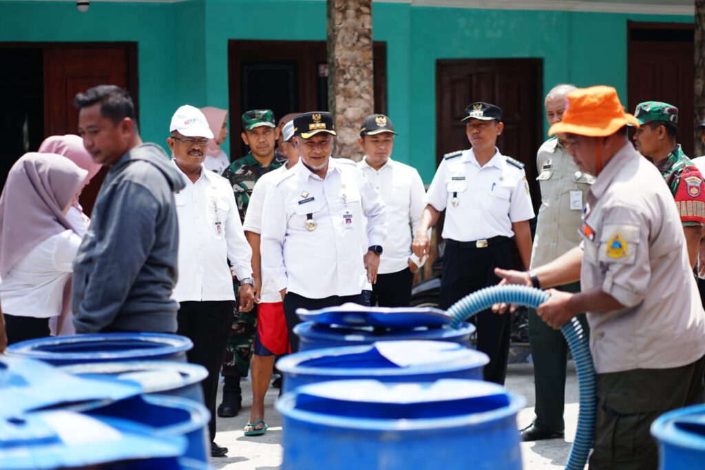 Pj Bupati Pati, Henggar Budi Anggoro saat menyalurkan bantuan air bersih kepada warga Desa Kalimulyo, Kecamatan Jakenan, Rabu (30/08/2023). Sumber: https://diskominfo.patikab.go.id/