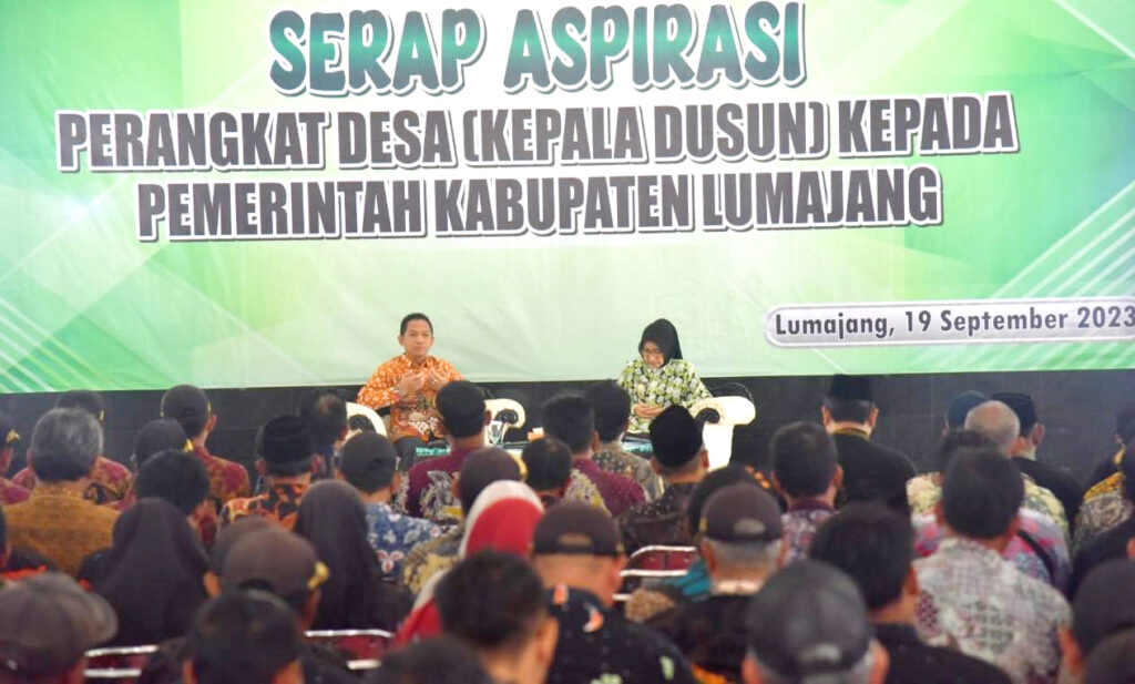 Bupati dan Wakil Bupati Lumajang pada saat acara serap aspirasi perangkat desa. Sumber foto: Kominfo Lumajang.