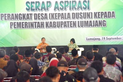 Bupati dan Wakil Bupati Lumajang pada saat acara serap aspirasi perangkat desa. Sumber foto: Kominfo Lumajang.