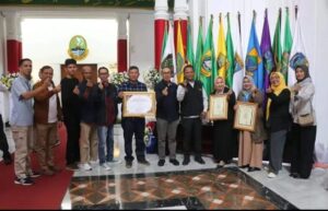 Piagam penghargaan Paralegal Justice Award dan Anubhawa Sasana. Sumber foto: Facebook Pemkab Sukabumi.