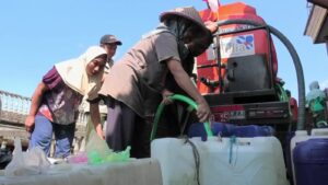 BPBD Kabupaten Temanggung saat droping air bersih (8/8/2023). Sumber foto: https://jatengprov.go.id/