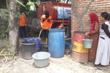 BPBD Situbondo saat mendistribusikan air bersih. Sumber foto: Humas BPBD Situbondo.