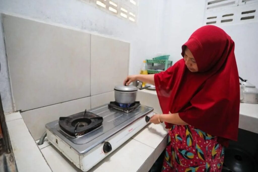 Warga Desa Rajek, Siti Aminingsih memanfaatkan gas rawa untuk memasak. Sumber foto: Istimewa.