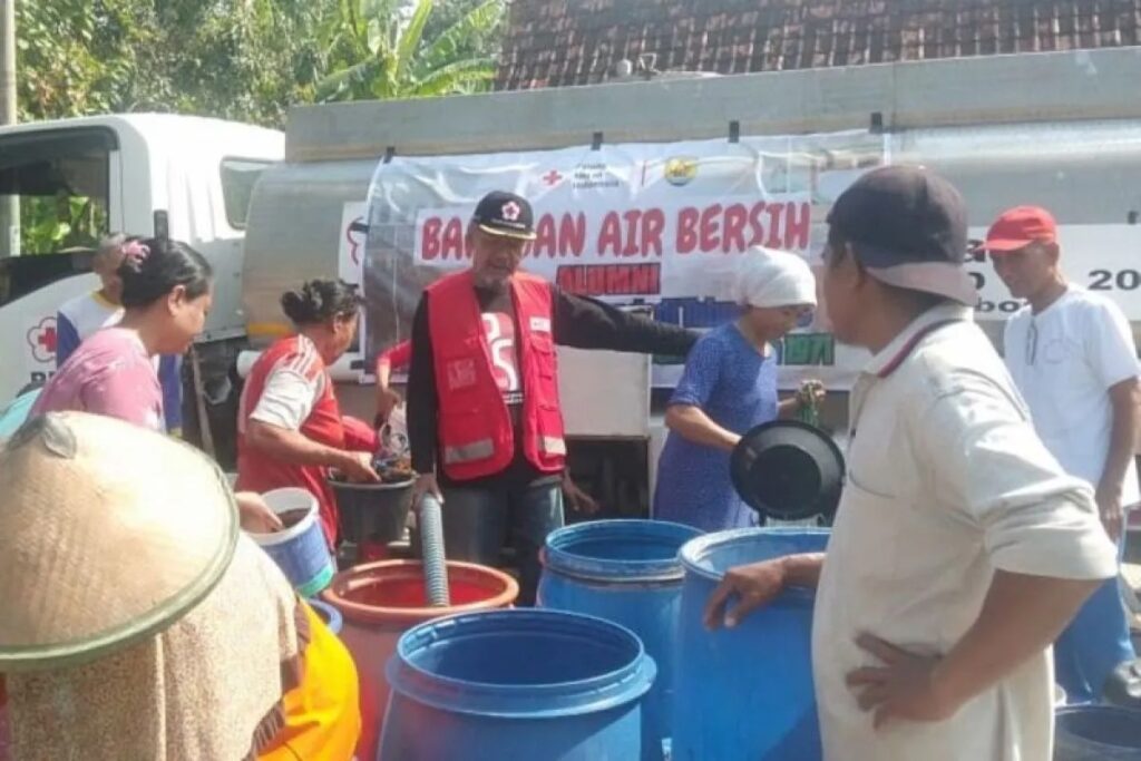 Petugas PMI Grobogan saat mendistribusikan air bersih. Sumber foto: PMI Grobogan.