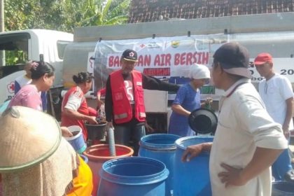 Petugas PMI Grobogan saat mendistribusikan air bersih. Sumber foto: PMI Grobogan.