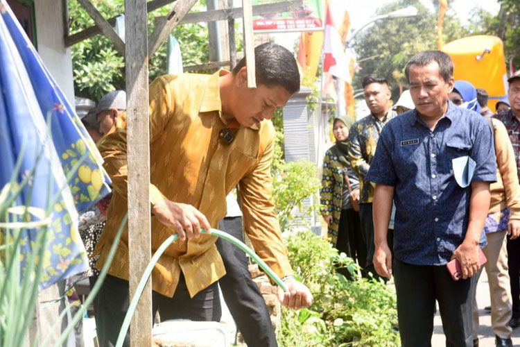 Wali Kota Kediri, Abdullah Abu Bakar saat memeriksa air di rumah warga terdampak. Sumber foto: Dok Pemkot Kediri.