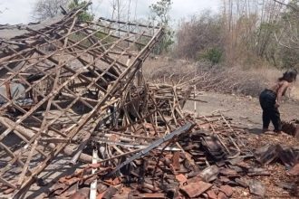 Salah satu rumah warga rata dengan tanah usai diterjang angin puting beliung. Sumber foto: Humas BPBD Situbondo.