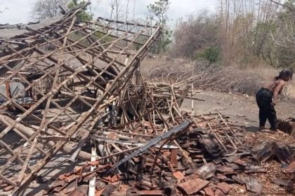Salah satu rumah warga rata dengan tanah usai diterjang angin puting beliung. Sumber foto: Humas BPBD Situbondo.