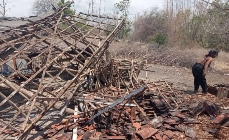 Salah satu rumah warga rata dengan tanah usai diterjang angin puting beliung. Sumber foto: Humas BPBD Situbondo.