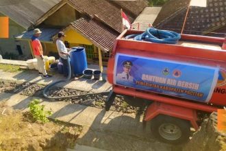 Truk tangki BPBD Kabupaten Pacitan saat droping air bersih. Sumber: Instgram BPBD Pacitan.