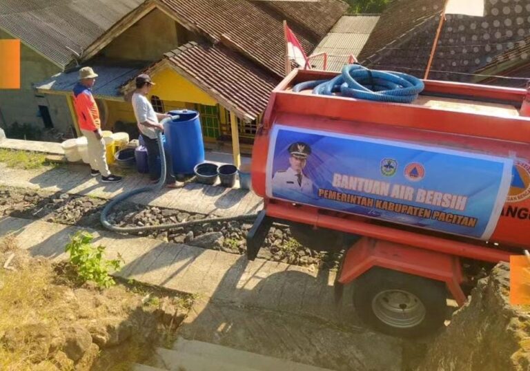 Truk tangki BPBD Kabupaten Pacitan saat droping air bersih. Sumber: Instgram BPBD Pacitan.