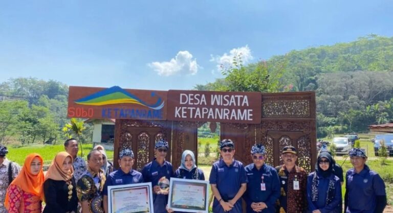 Desa Ketapanrame raih penghargaan Desa Wisata Terbaik dalam ajang Anugerah Desa Wisata Indonesia (ADWI) tahun 2023 dari Kemenparekraf RI. Sumber: Humas Universitas Surabaya.