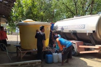 Petugas BPBD saat mendistribusikan air bersih. Sumber: BPBD Ponorogo.