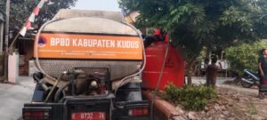 Truk tangki BPBD Kabupaten Kudus saat droping air bersih. Sumber: https://bpbd.kuduskab.go.id/