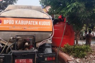 Truk tangki BPBD Kabupaten Kudus saat droping air bersih. Sumber: https://bpbd.kuduskab.go.id/