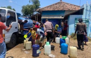 Polres Ponorogo saat mendistribusikan air bersih. Sumber: Humas Polres Ponorogo