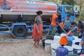 Petugas BPBD Trenggalek saat mendistribusikan air bersih. Sumber: Humas Pemkab Trenggalek.