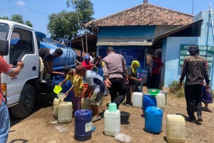 Polres Ponorogo saat mendistribusikan air bersih. Sumber: Humas Polres Ponorogo