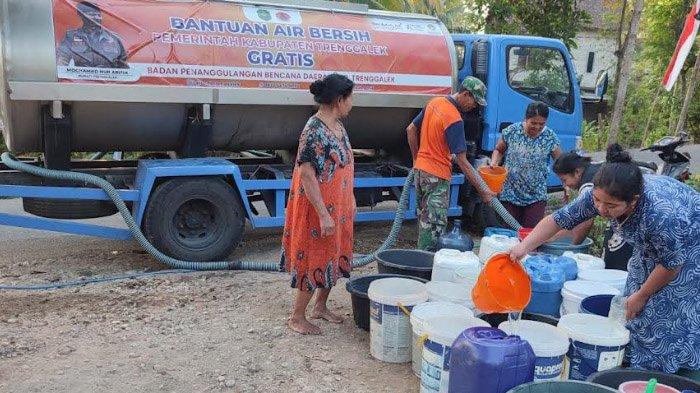 Petugas BPBD Trenggalek saat mendistribusikan air bersih. Sumber: Humas Pemkab Trenggalek.