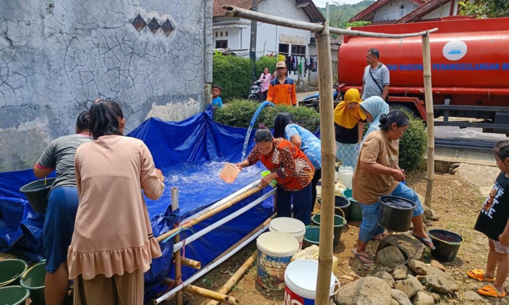 Warga saat mendapatkan kiriman air bersih dari BPBD Jateng. Sumber: https://jatengprov.go.id/