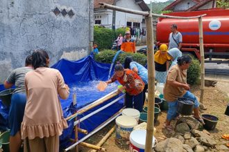 Warga saat mendapatkan kiriman air bersih dari BPBD Jateng. Sumber: https://jatengprov.go.id/