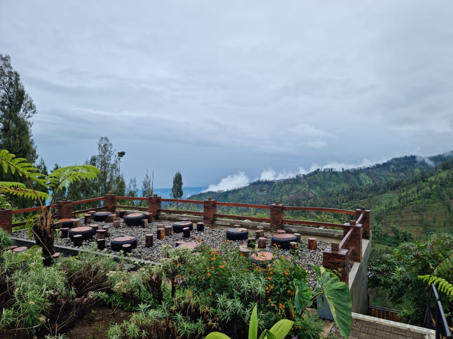 Cafe di Puncak Bukit di Kawasan Desa Wisata Edelweiss. Sumber foto : Desa Wisata Edelweiss.