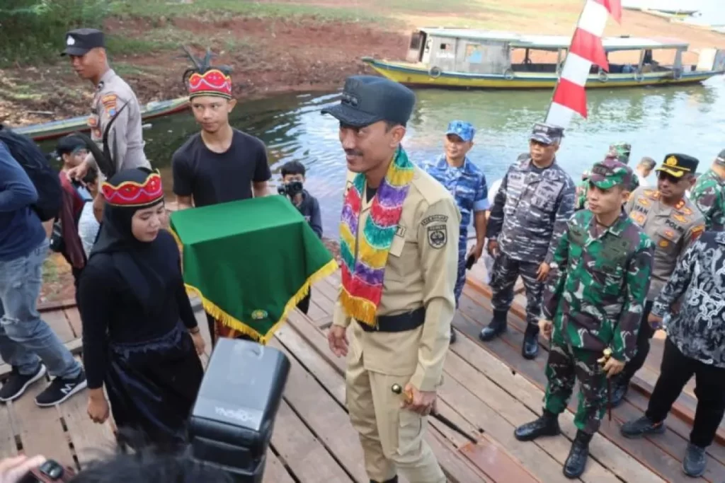 TMMD Buka Akses Jalan di Desa Terisolir, Dapat Apresiasi Bupati Banjar Sumber foto: kominfo.banjarkab.go.id