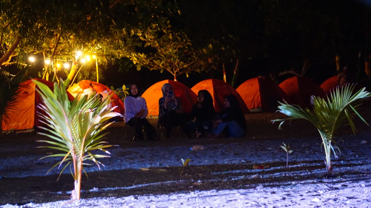 Wisata kemah untuk menikmati suasan malam hari di Desa Wisata Akebay. Sumber foto : Pengelolola Desa Wisata Akebay.