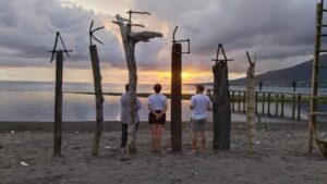 Keindahan Pantai di Desa Akebay saat matahari terbenam. Sumber foto : Pengelola Desa Wisata Akebay.