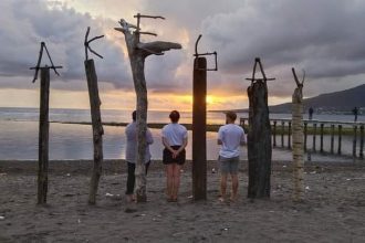 Keindahan Pantai di Desa Akebay saat matahari terbenam. Sumber foto : Pengelola Desa Wisata Akebay.