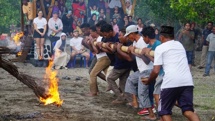 Wisata Budaya di Pantai Akebay. Sumber foto : Pengelola Desa Wisata Akebay.