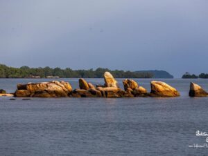 Kindahan Batu di tengah laut di Desa Wisata Cendil. Dok. Kemenparekraf.