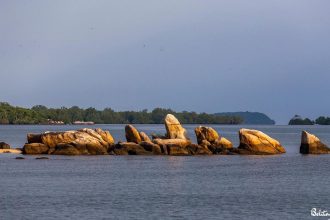 Kindahan Batu di tengah laut di Desa Wisata Cendil. Dok. Kemenparekraf.