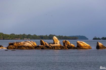 Kindahan Batu di tengah laut di Desa Wisata Cendil. Dok. Kemenparekraf.