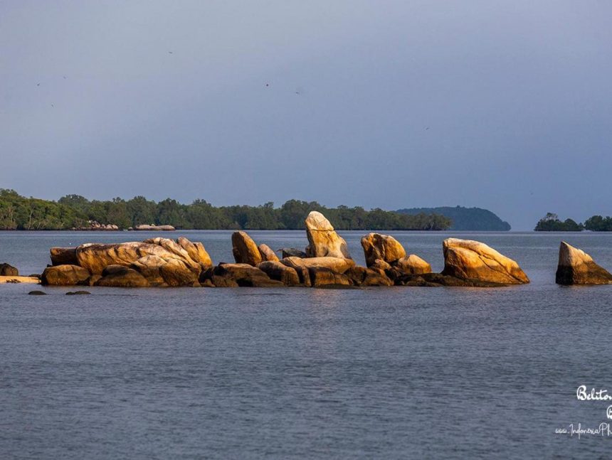 Kindahan Batu di tengah laut di Desa Wisata Cendil. Dok. Kemenparekraf.