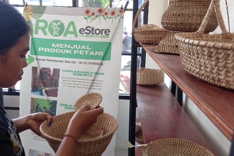 LSM ROA bantu pasarkan produk-prouduk masyarakat desa melalui gerai ROAestore guna meningkatkan pendapatan masyarakat. Sumber Foto: Istimewa