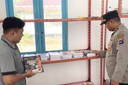 Polres Kotabaru Distribusikan Buku, Guna Tumbuhkan Minat Baca Sumber foto: kotabaru.kalsel.polri.go.id