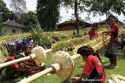 Tradisi Ngayah Bali, Sumber Foto: Twitter MaluDigital