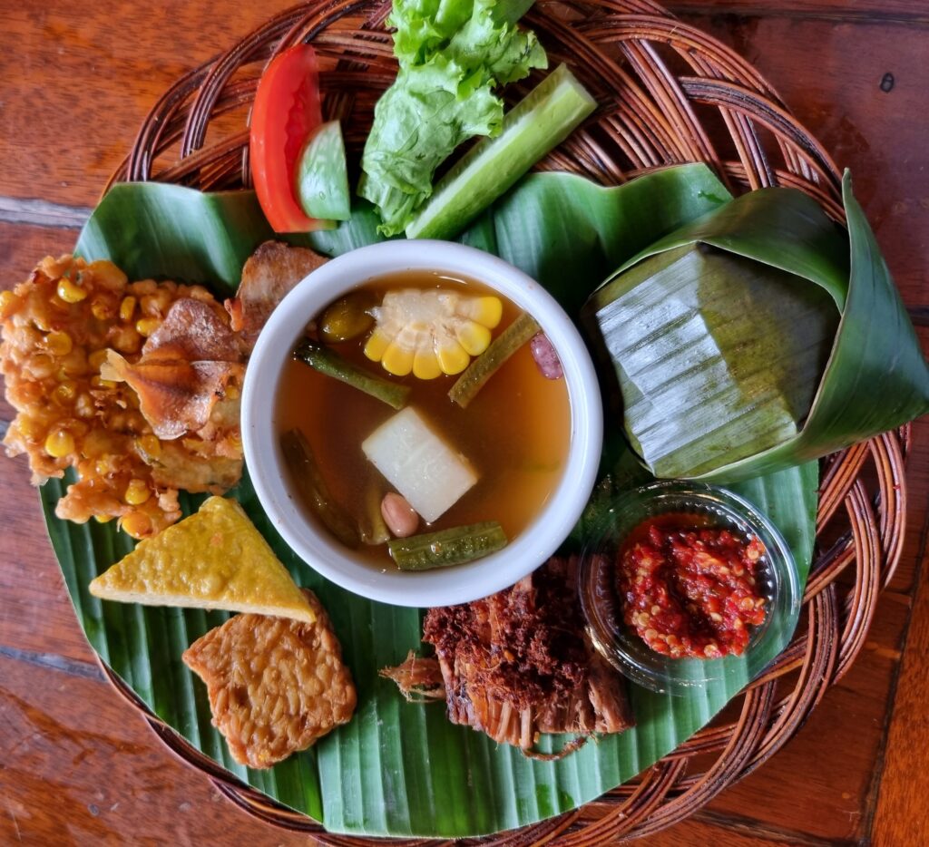 Nasi Timbel Khas Sunda, Sumber Foto: Twitter Sintamahalona