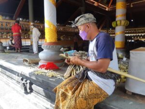 Tradisi Ngayah Bali, Sumber Foto: Twitter myrockinphoyos