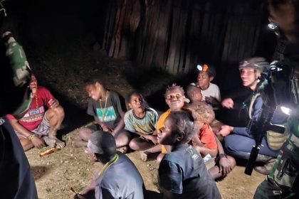 Satgas YPR 330 Bagikan Sembako dan Bantu Pengobatan Warga, Sumber Foto: tniad.mil.id