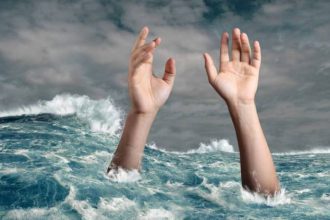 ilustrasi foto orang tenggelam, sumber foto: canva