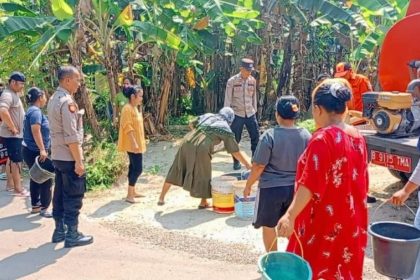 Petugas BPBD Lebak saat mendistribusikan air bersih kepada warga terdampak. Sumber: Humas BPBD Lebak.